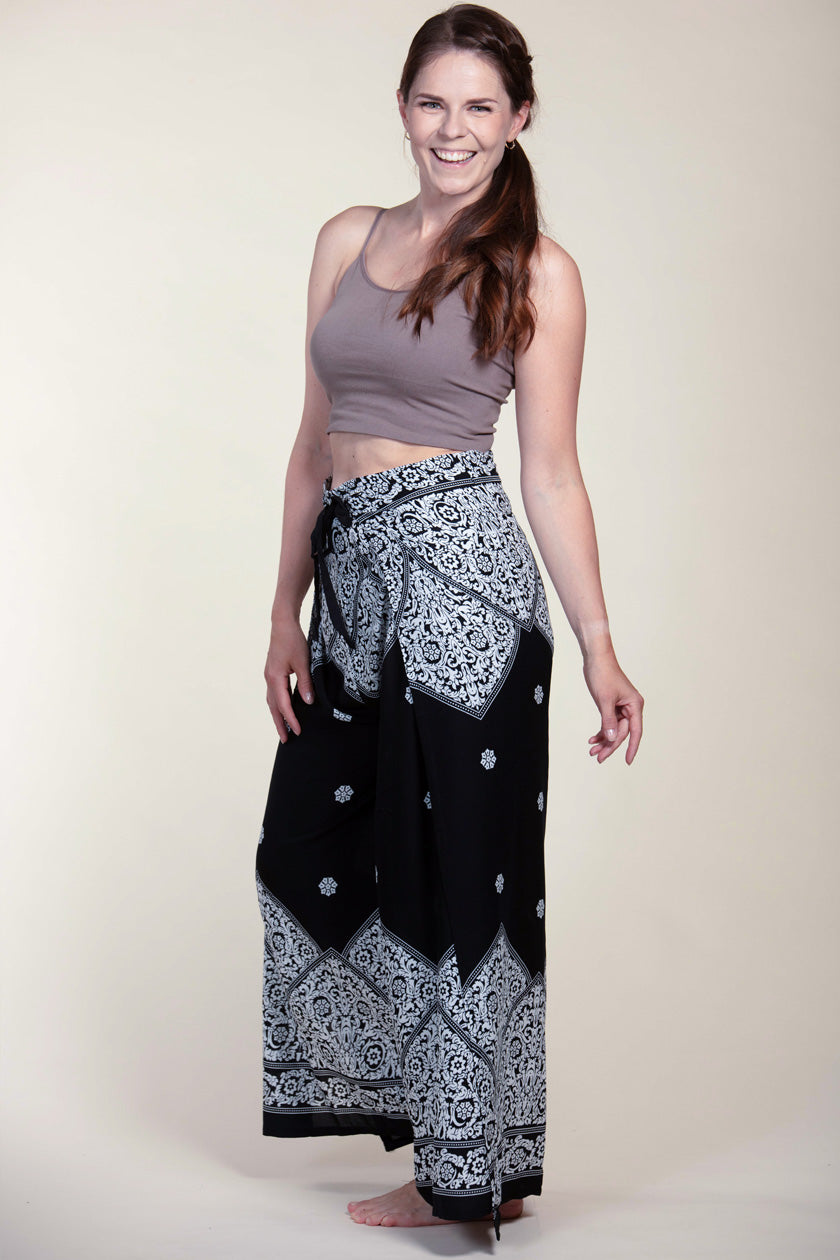 Border Vines Black Artisan Wrap Palatsihousut - Berry Piper