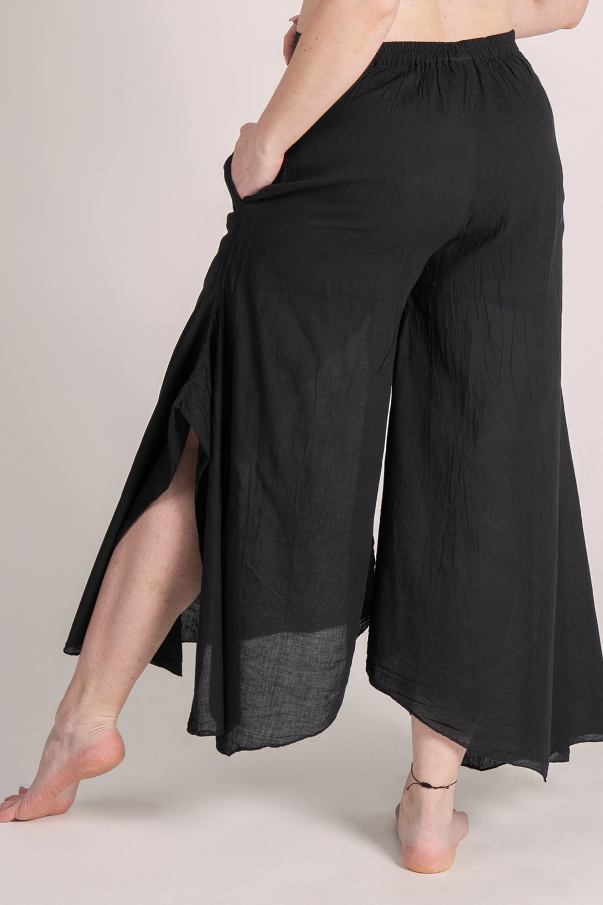 Breeze Black Cotton Artisan Palatsihousut - Berry Piper