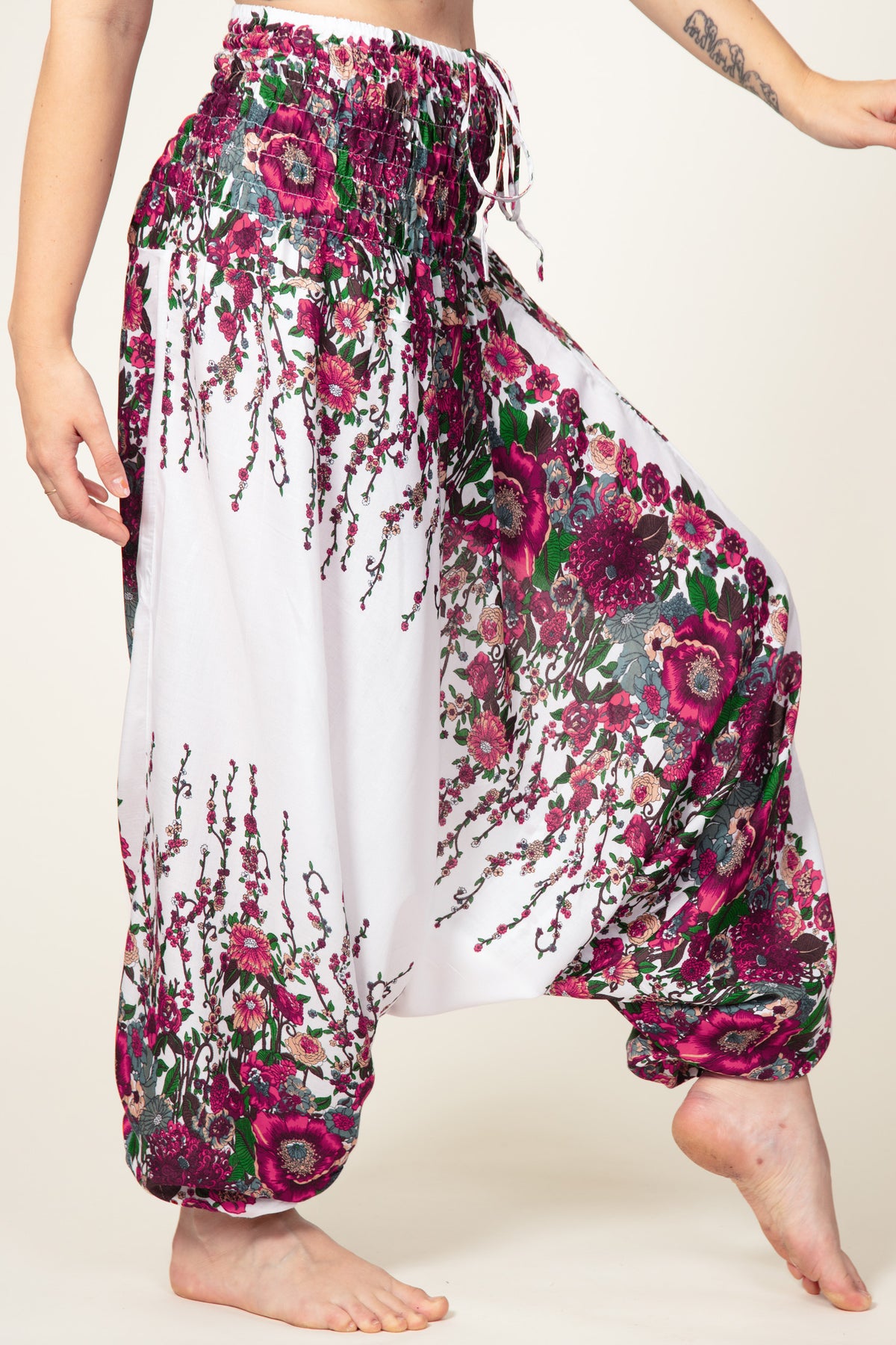 Floral White Artisan Jumpsuit Haaremihousut - Berry Piper