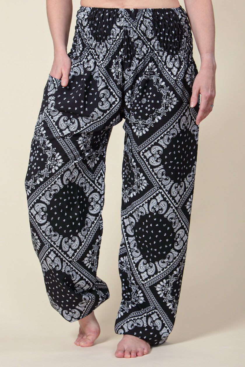 Extended Bandanna Paisley Black Artisan Haaremihousut - Berry Piper