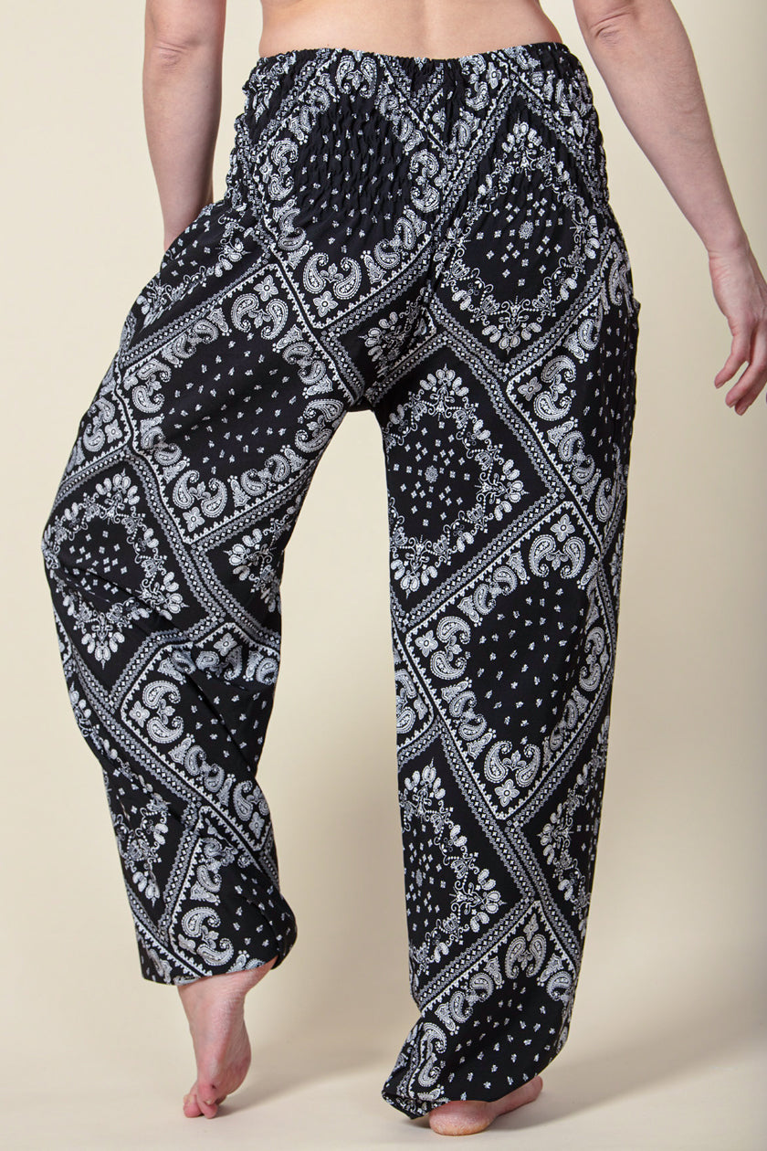 Extended Bandanna Paisley Black Artisan Haaremihousut - Berry Piper