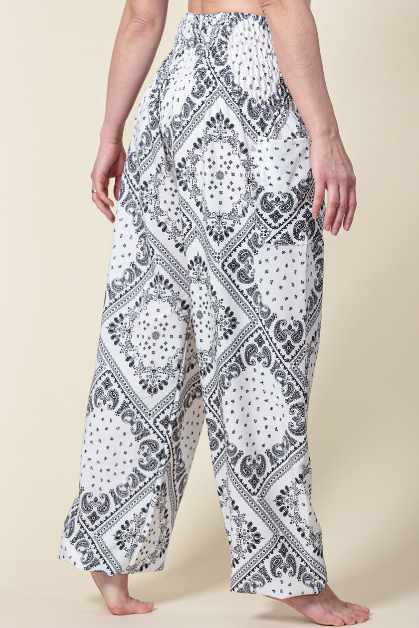 Extended Bandanna Paisley White Artisan Haaremihousut - Berry Piper