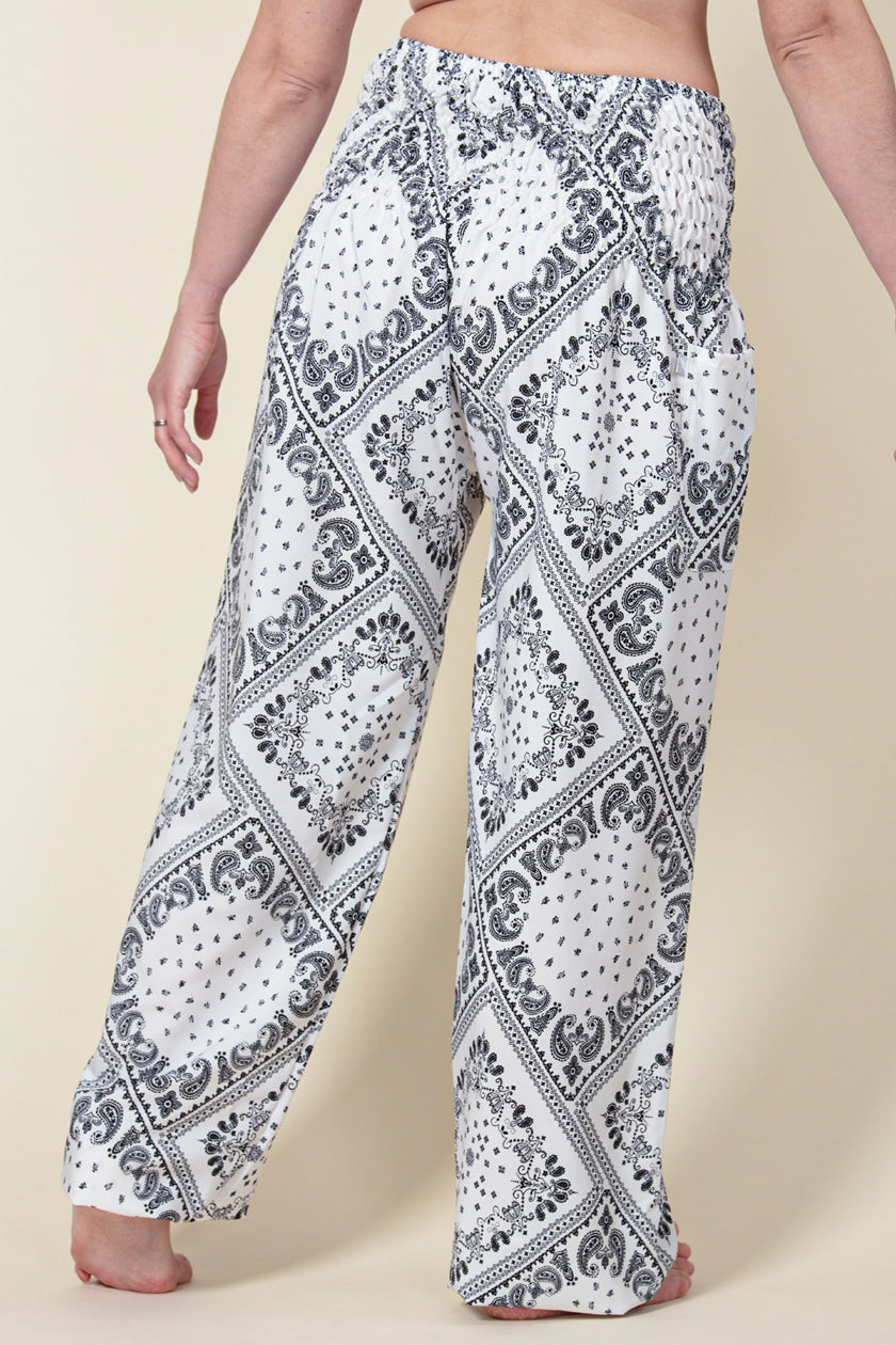 Extended Bandanna Paisley White Artisan Haaremihousut - Berry Piper