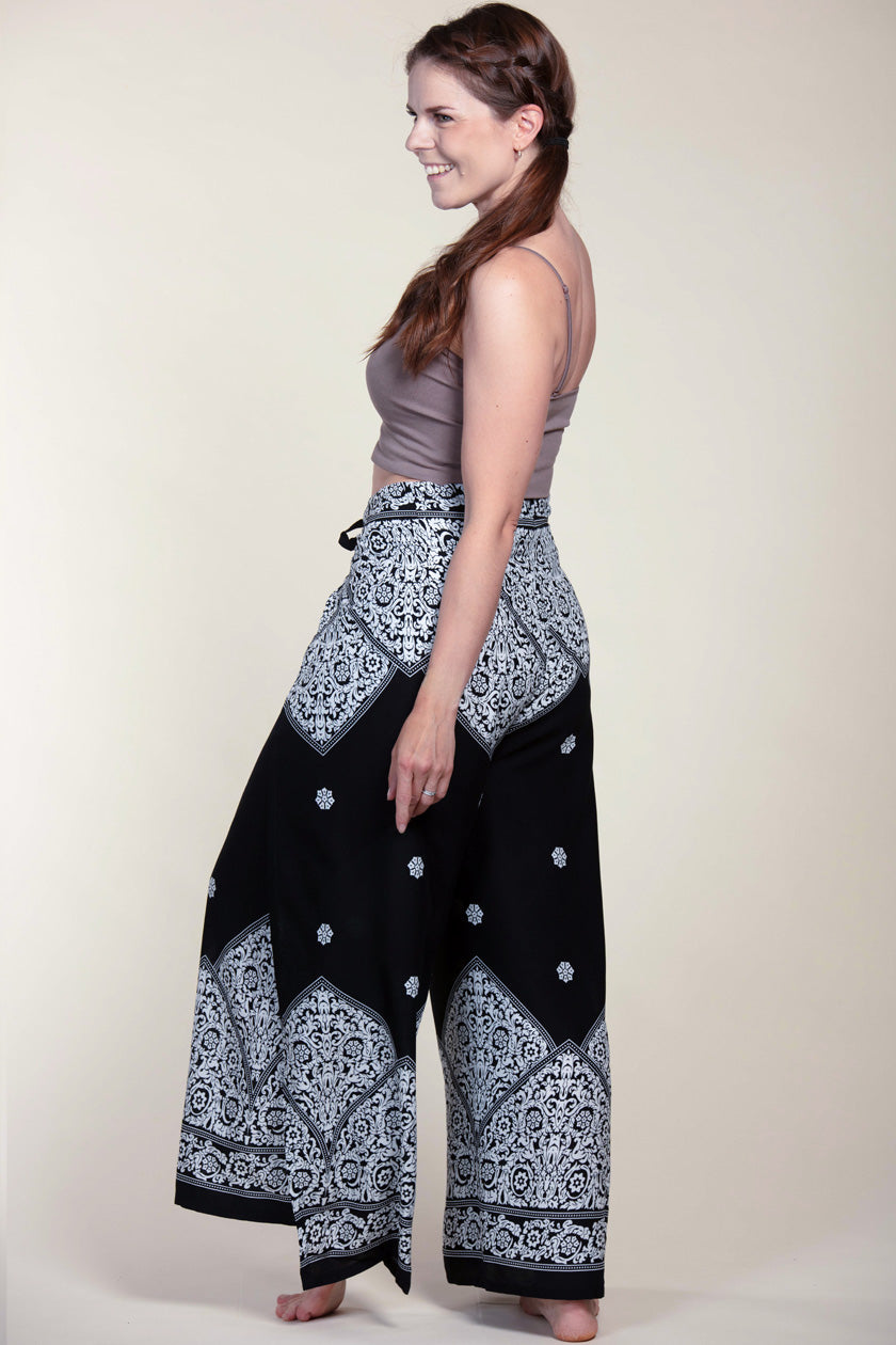 Border Vines Black Artisan Wrap Palatsihousut - Berry Piper