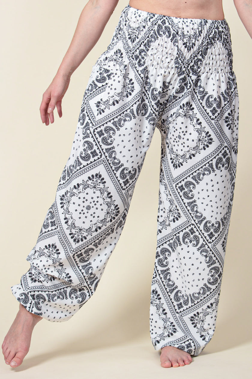 Extended Bandanna Paisley White Artisan Haaremihousut - Berry Piper