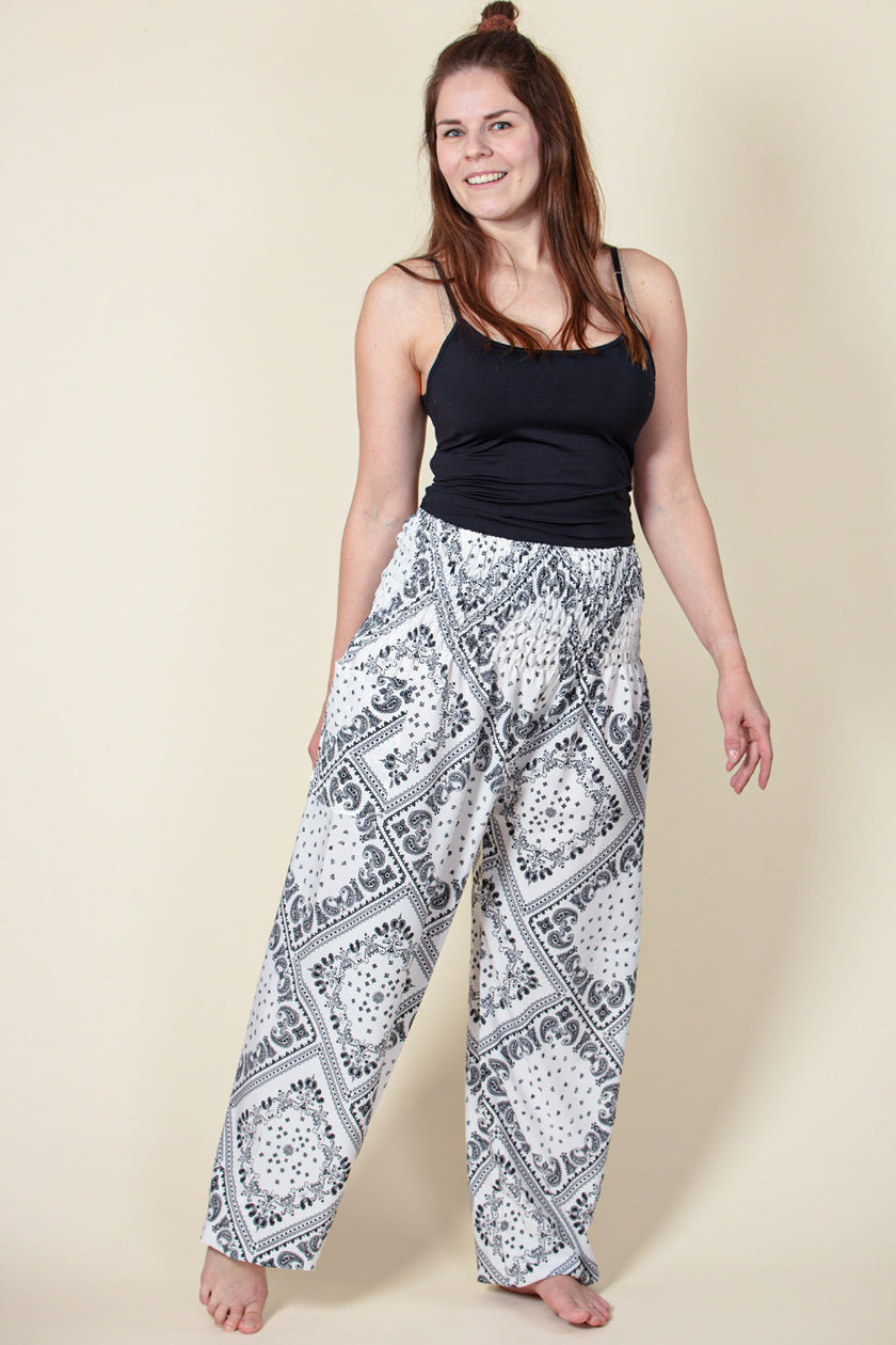 Extended Bandanna Paisley White Artisan Haaremihousut - Berry Piper